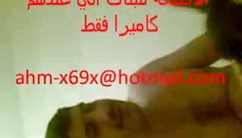 بچه خوردن کس متحرک شاخی لب های ماهی خود را با BF کتک می زند