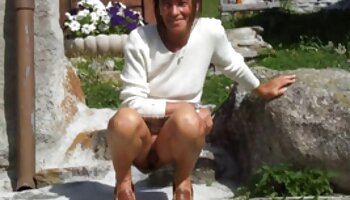 Flirty Milf نوک سینه های کس دادن متحرک خود را ارتعاش می بخشد
