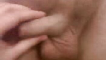 Brunette داغ خودش را روی کیر خوردن متحرک میز آشپزخانه می گذارد